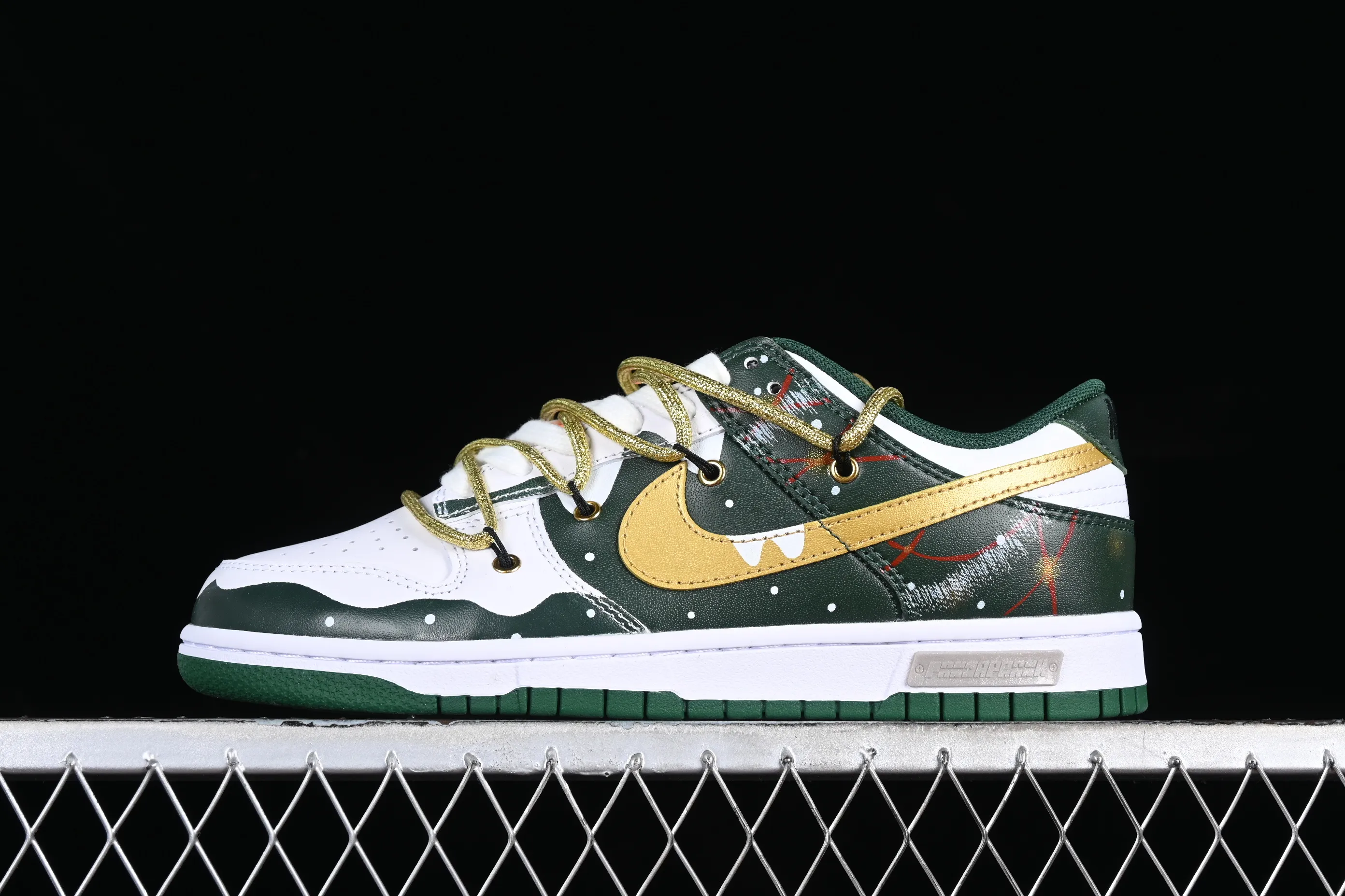All Categories Nk SB Dunk Series Nk SB Dunk Low Low-top Sneakers Nk Dunk Low Panda Prank-Christmas Tree Green and Yellow SB Strappy Low-top Casual Sneakers DD1391-300